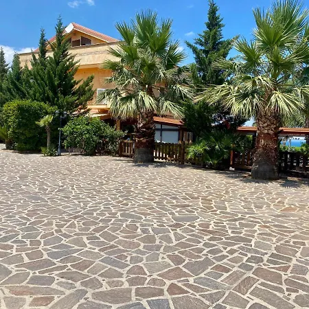 Agriturismo San Francesco مزرعة للإقامة